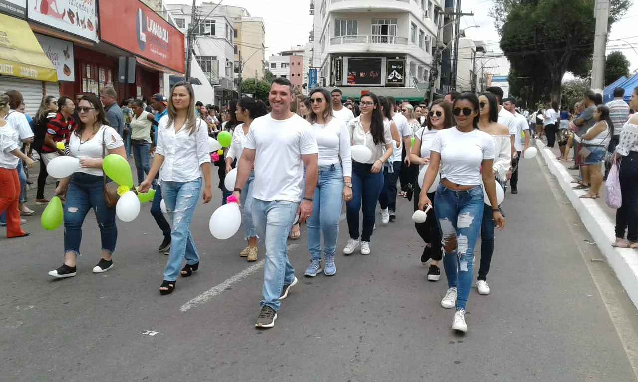 Desfile pelos 98 anos de Colatina destaca o tema ''É Preciso Paz pra Poder Sorrir''