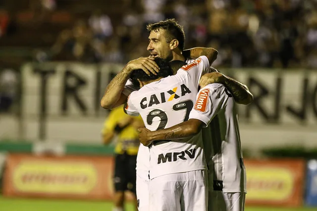 Com 1 de Pratto e 2 de Robinho, Atlético vence e embala para clássico