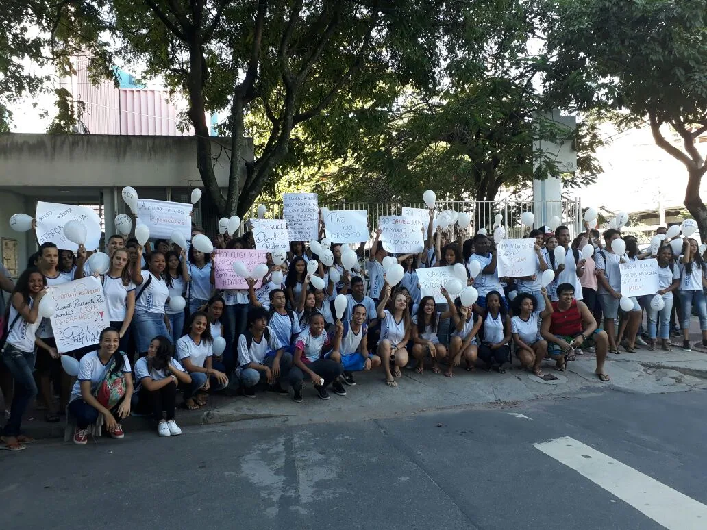 Estudantes e amigos de adolescente morto em ponto de ônibus protestam em Vitória