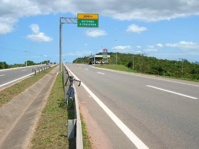 Motociclista bate em poste e morre na hora na Rodovia do Sol, em Vila Velha