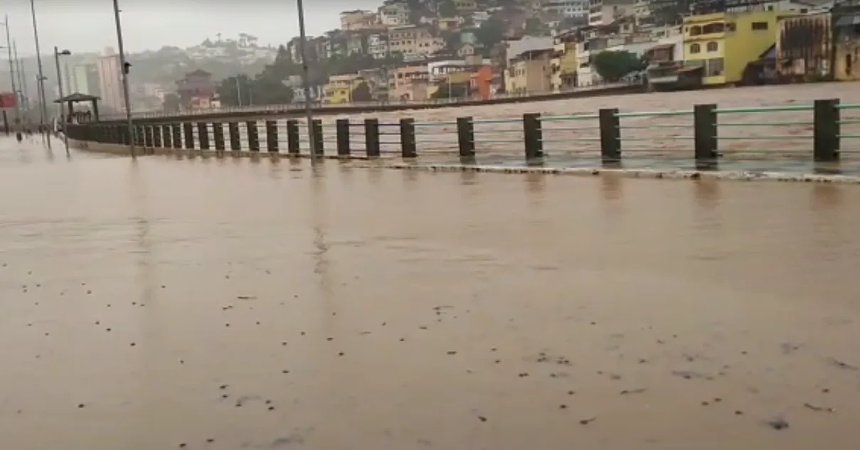 VÍDEO | Rio Itapemirim sobe seis metros e alaga ruas em Cachoeiro; pontes são fechadas