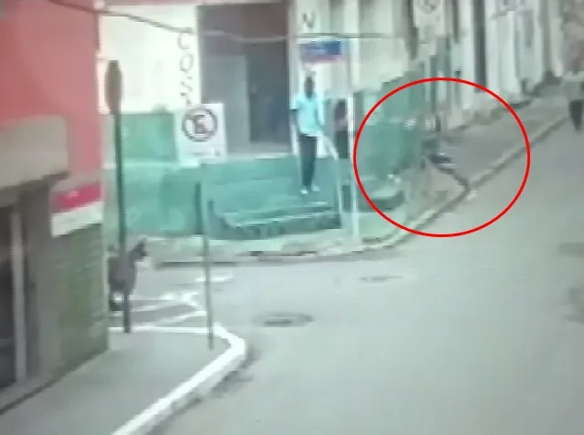 Homem pede informação e atira contra rapaz no Centro de Vitória