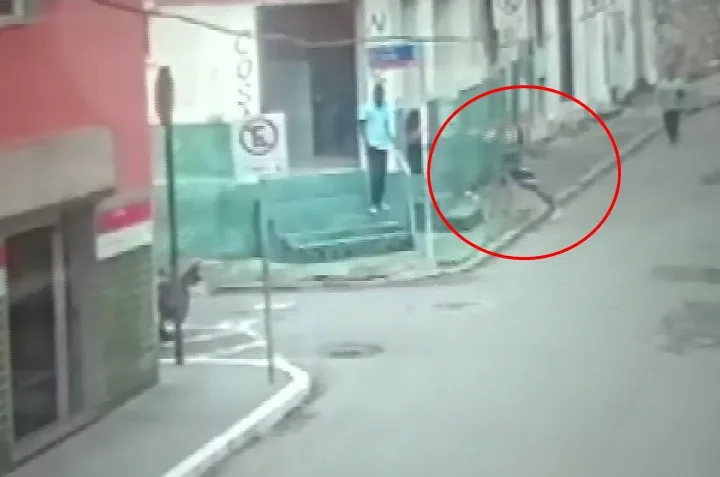 Homem pede informação e atira contra rapaz no Centro de Vitória
