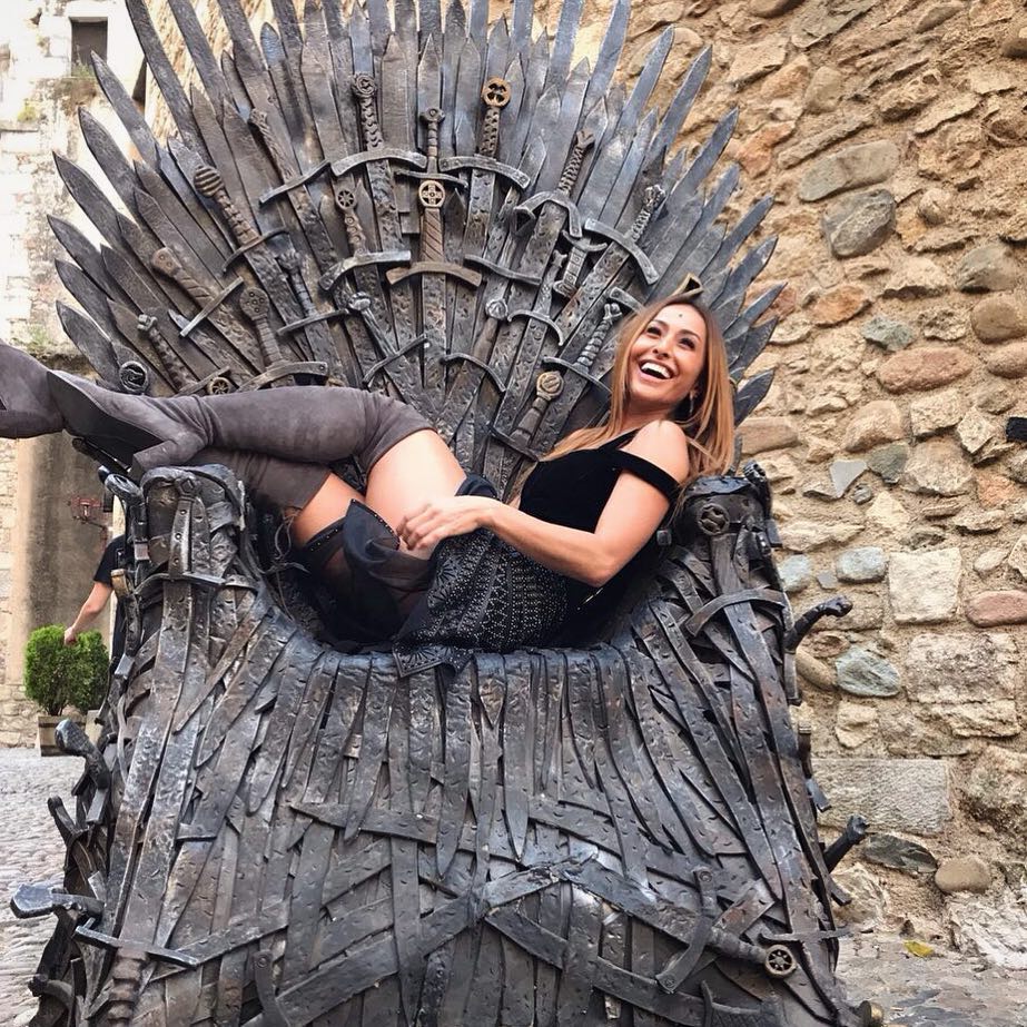 Sabrina Sato brinca em trono de ferro de Game of Thrones