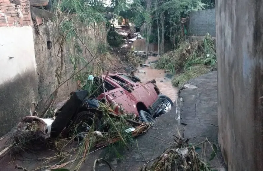 Bombeiros buscam dono de carro levado por enxurrada cidade do interior de São Paulo