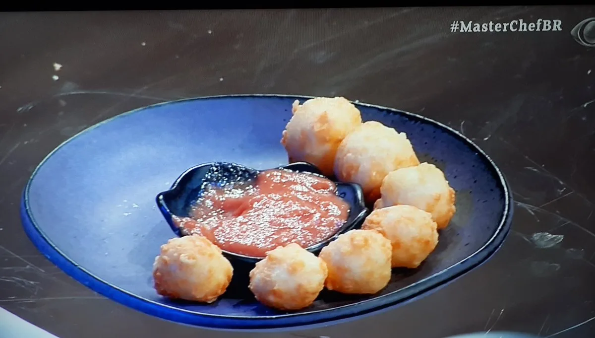 Pão de queijo frito rouba a cena em estreia do MasterChef Brasil