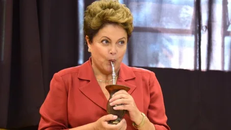 Dilma diz que por enquanto não cogita disputar eleições