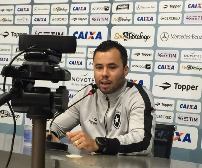 Jair Ventura exalta garra do Botafogo e volta a pedir reforços