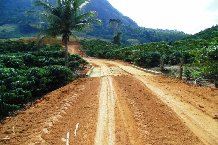 Bandidos se passam por policiais, rendem família e assaltam fazenda de Linhares