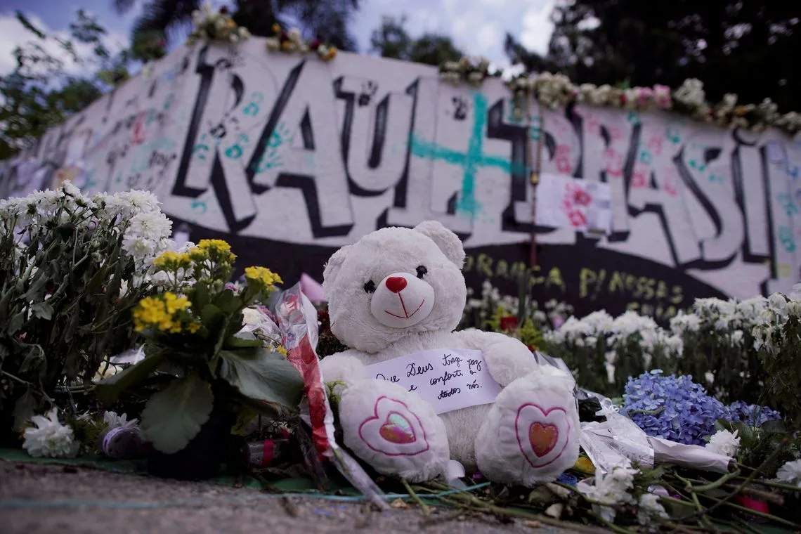 Uma homenagem às vítimas do tiroteio na escola Raul Brasil é retratada em Suzano, Estado de São Paulo, Brasil, em 18 de março de