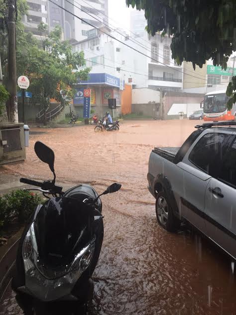 Chuva forte alaga ruas de Cachoeiro de Itapemirim. Confira a galeria de fotos!