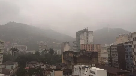 Frente fria passa pelo Estado e pode atrapalhar o fim de semana na praia