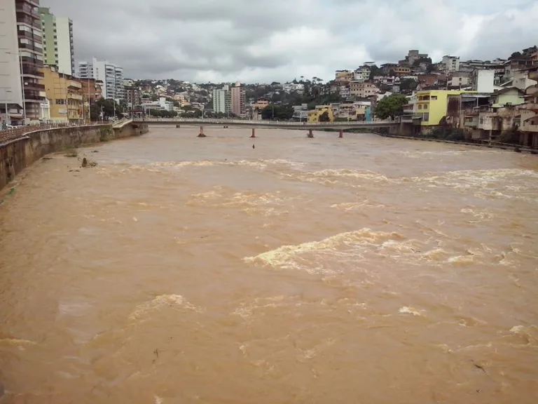 Acima do nível normal, rio Itapemirim é monitorado pela Defesa Civil em Cachoeiro