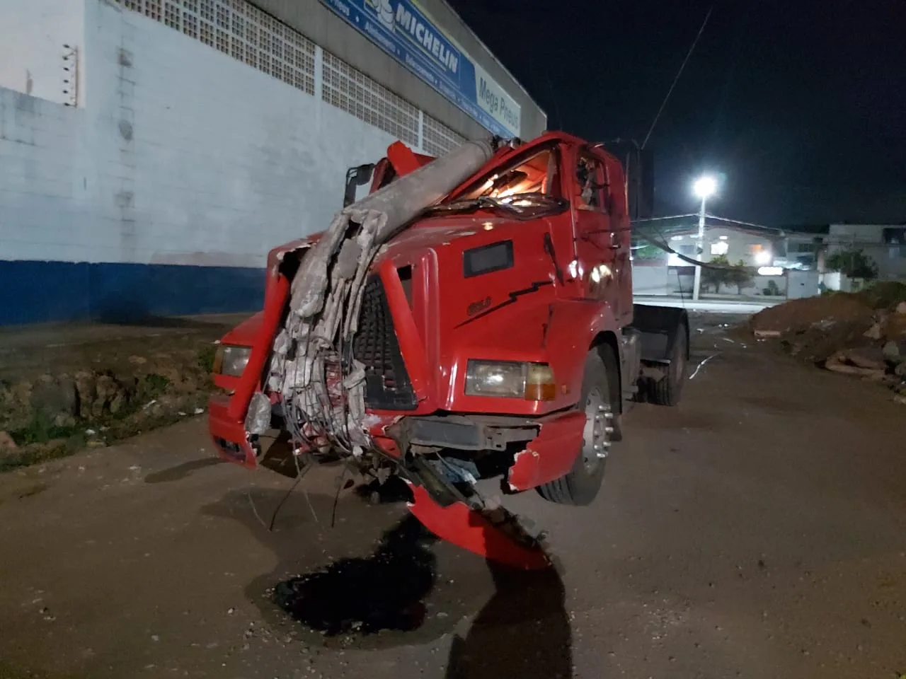 VÍDEO | Caminhão bate em poste e arrasta fiação elétrica na Serra