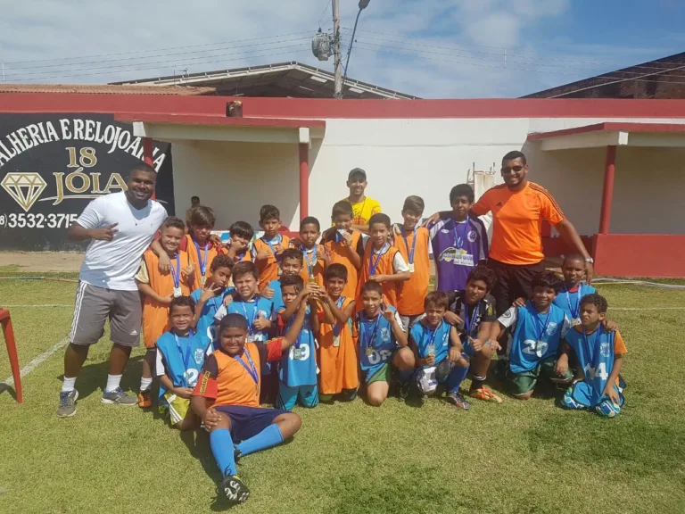 Atletas de projeto esportivo de Marataízes participam de torneio de futebol de base