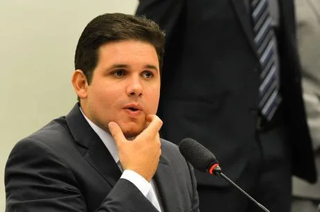 O presidente da CPI da Petrobras, deputado Hugo Motta, durante depoimento do engenheiro Pedro Barusco, ex-gerente da Petrobras e delator da Operação Lava Jato, da Polícia Federal, na comissão da Câmara dos Deputados (Antonio Cruz/Agência Brasil)