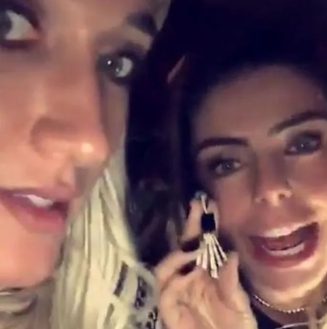 Daniella Cicarelli perde brinco de quase 24 mil reais e promete beijo para quem encontrar