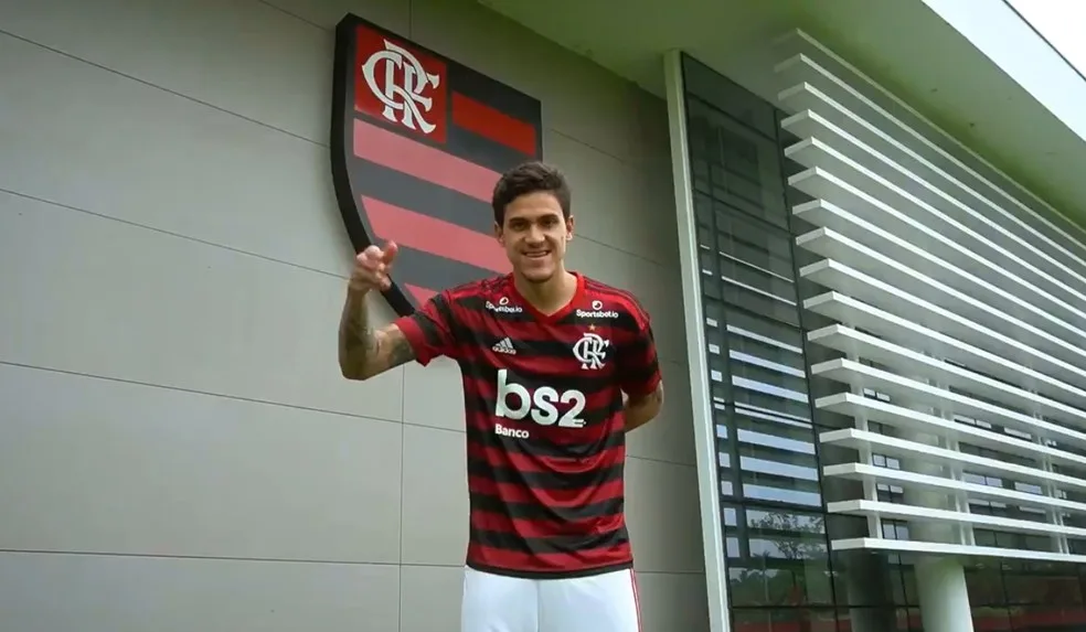 Pedro celebra permanência no Flamengo e mira título brasileiro; Arão se contunde