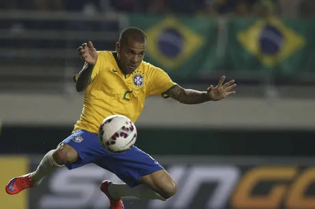 O jogador do Brasil Daniel Alves cabeceia a bola durante a partida contra o Peru pela Copa América 2015, no Estádio Germán Becker, em Temuco, Chile, Domingo, Junho 14, 2015. Foto Leo Correa/Mowa Press