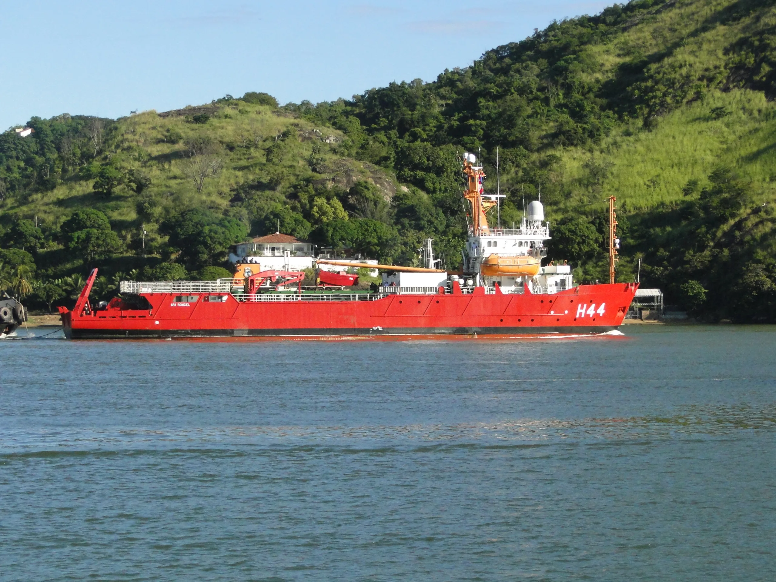 Navio da Marinha do Brasil aberto para visitação gratuita no Porto de Vitória