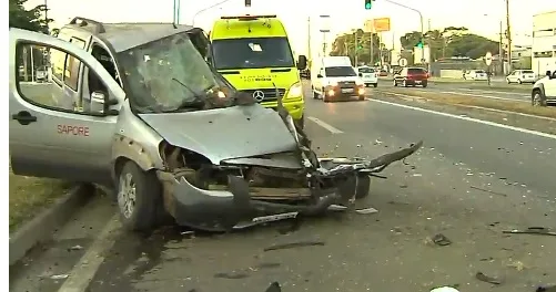 Duas pessoas ficam feridas em grave acidente envolvendo carro de passeio e caminhão na Serra