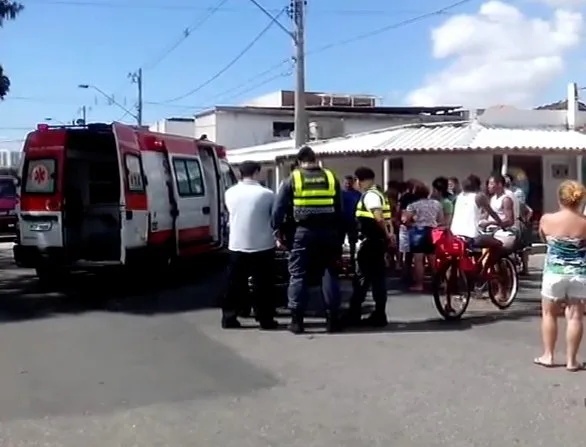 Carro de auto-escola atropela ciclista em bairro de Vila Velha