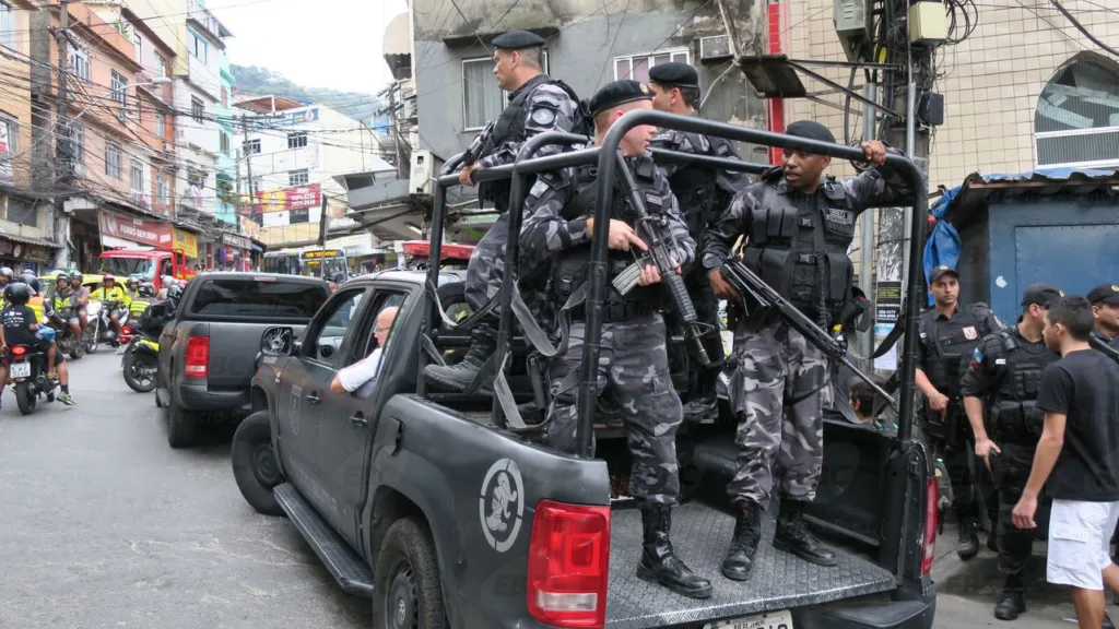 Rio de Janeiro – Secretário de Segurança do Rio, Roberto Sá, esteve na Rocinha nesta sexta-feira, após saída das das Forças Armadas da comunidade (Vladimir Platonow/Agência Brasil)