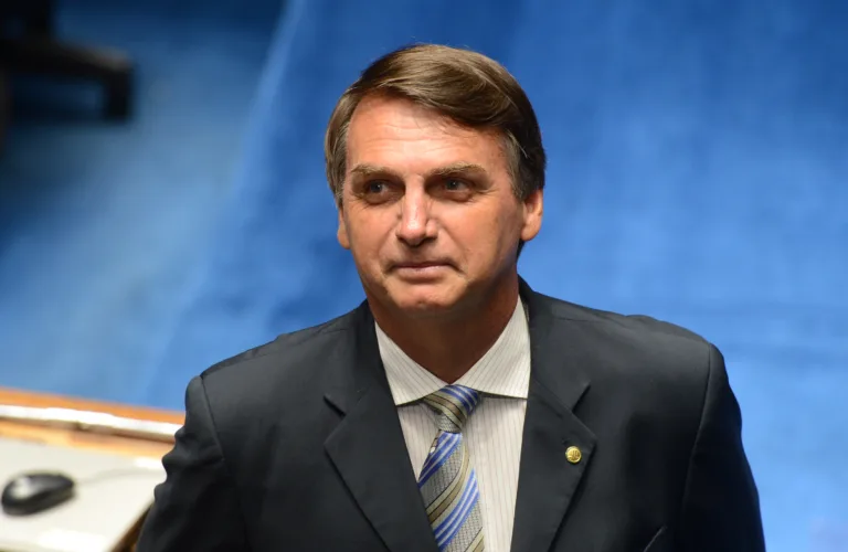 Brasília – O deputado Jair Bolsonaro durante promulgação da Emenda Constitucional 77, que permite médicos militares trabalharem no SUS (Antonio Cruz/Agência Brasil)