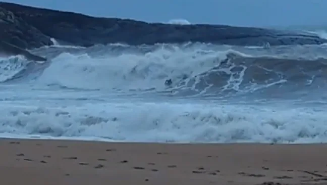 VÍDEO | Tempo frio traz ondas fortes na Grande Vitória e surfistas aproveitam