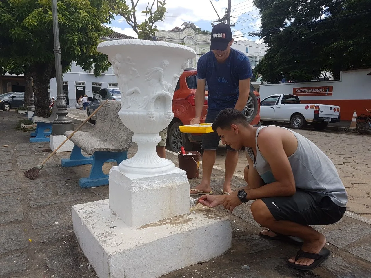 Jovens cuidam de plantas e da revitalização de praça em Guaçuí