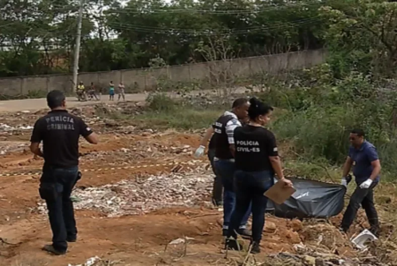 Corpo de homem é encontrado amarrado e queimado em Cariacica