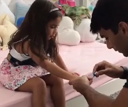 Momento pai e filha! Hugo Moura pinta unhas de Maria Flor e Deborah Secco elogia