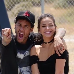 Neymar manda mensagem de aniversário para Marquezine com foto dos dois: "Você merece o mundo"