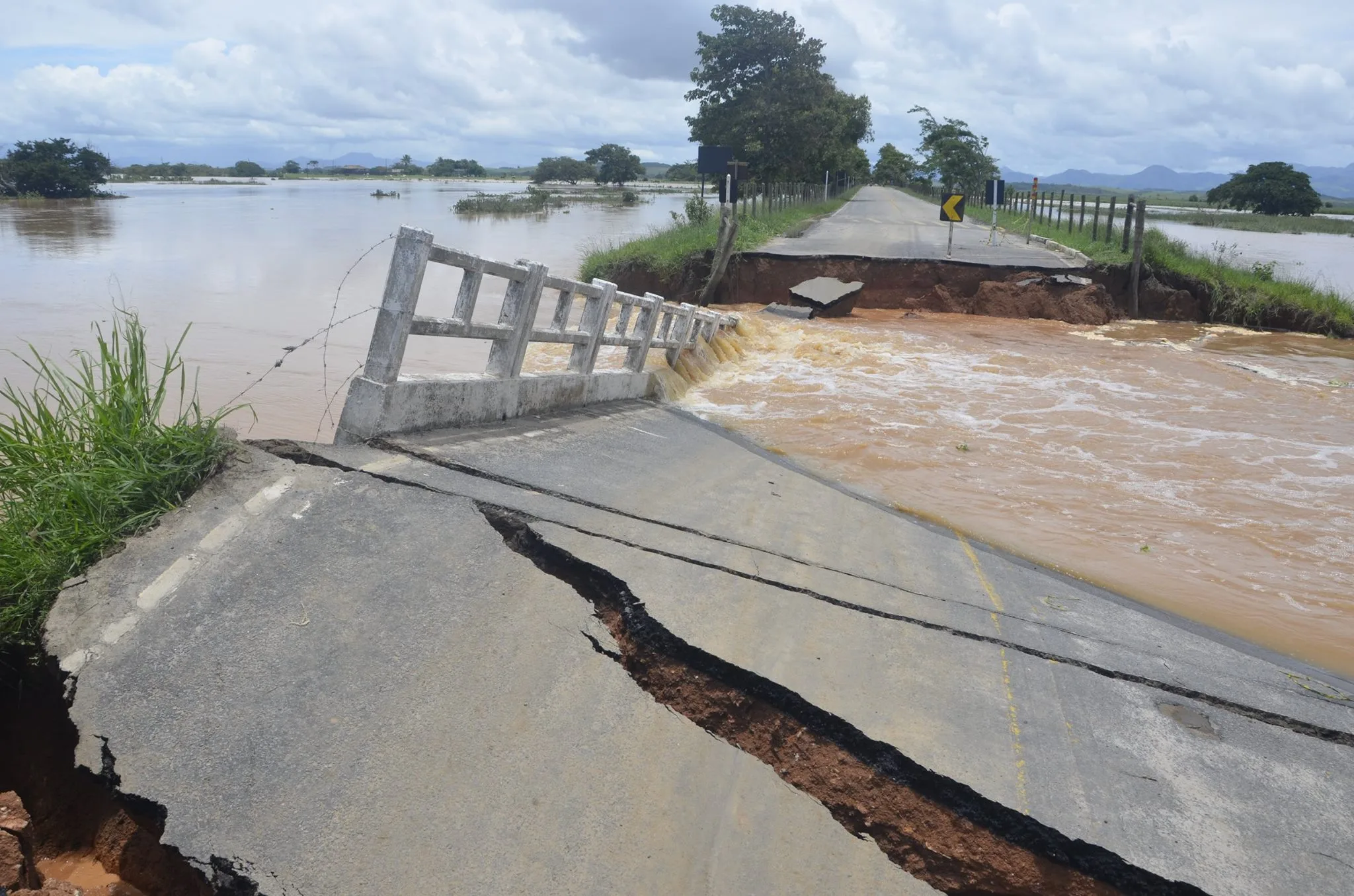 Itapemirim: ponte cai após fortes chuvas no sul do ES. Veja imagens!