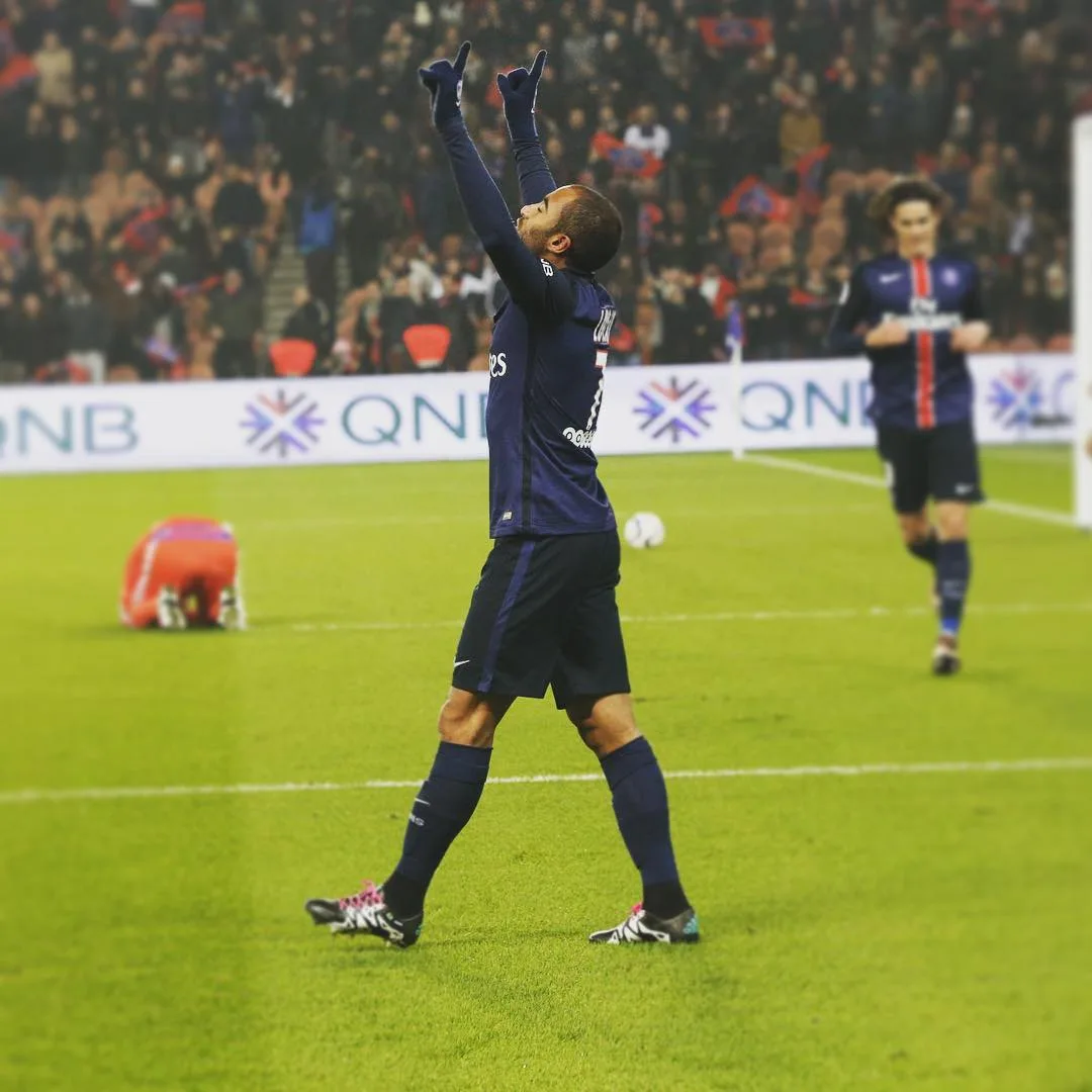 Lucas marca contra o Lyon, mas não evita primeira derrota do PSG no Francês