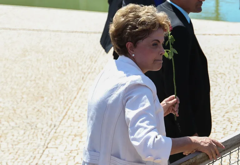 Brasília – A presidenta afastada Dilma Rousseff discursa para apoiadores do governo, em frente ao Palácio do Planalto, após ter sido notificada do afastamento do cargo por até 180 dias (Marcello Casal Jr/Agência Brasil)