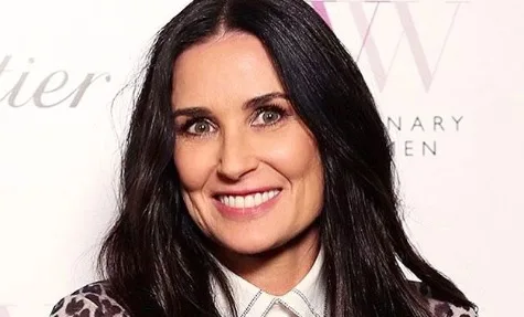 Filhas da atriz Demi Moore relembram recaídas da mãe: 'era como se um monstro aparecesse'