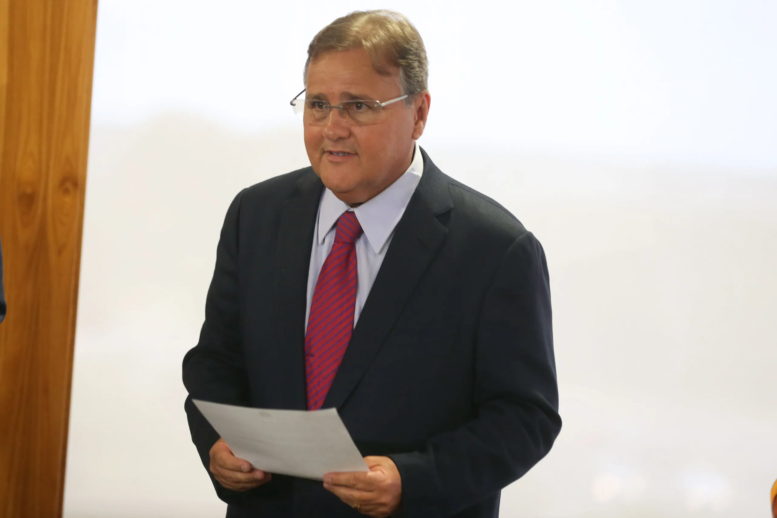 Brasília – Geddel Vieira recebe o manifesto de apoio ao ministro chefe da secretaria de governo, do deputado André Moura (Valter Campanato/Agência Brasil)