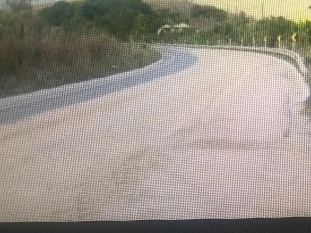 Caminhão caçamba derrama areia em pista da BR-259