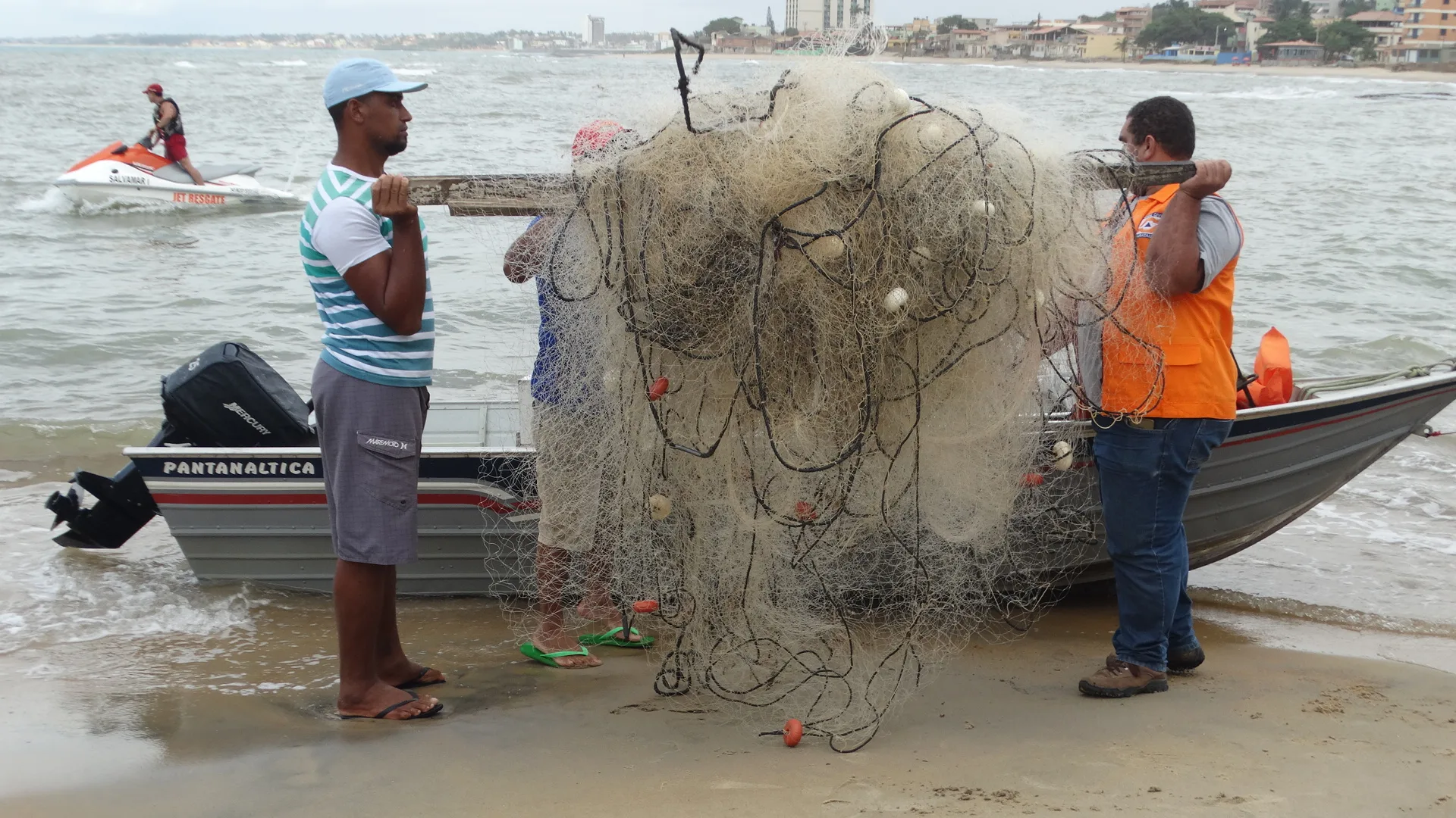 Mais de 500 metros de rede de pesca são apreendidas durante operação em Marataízes