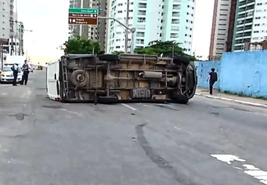 Van que transportava cigarros tomba após acidente com ônibus em Vila Velha