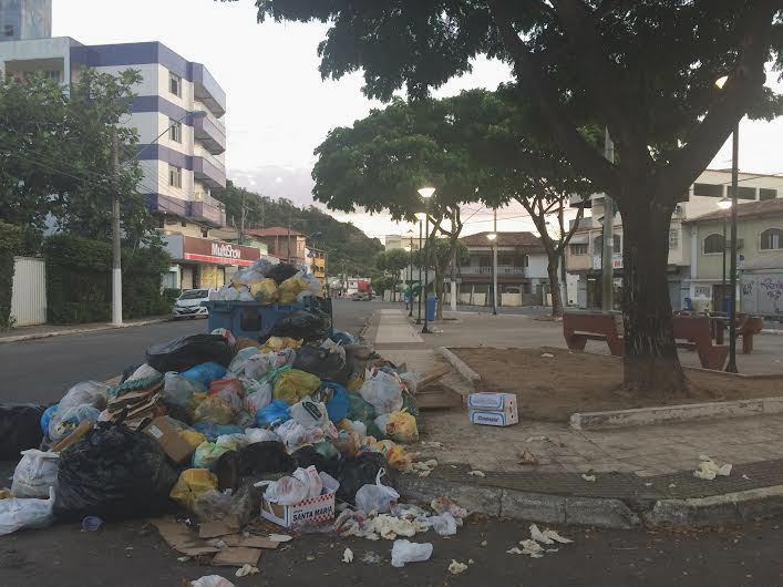 Greve de garis deixa ruas do município de Vila Velha tomadas pelo lixo