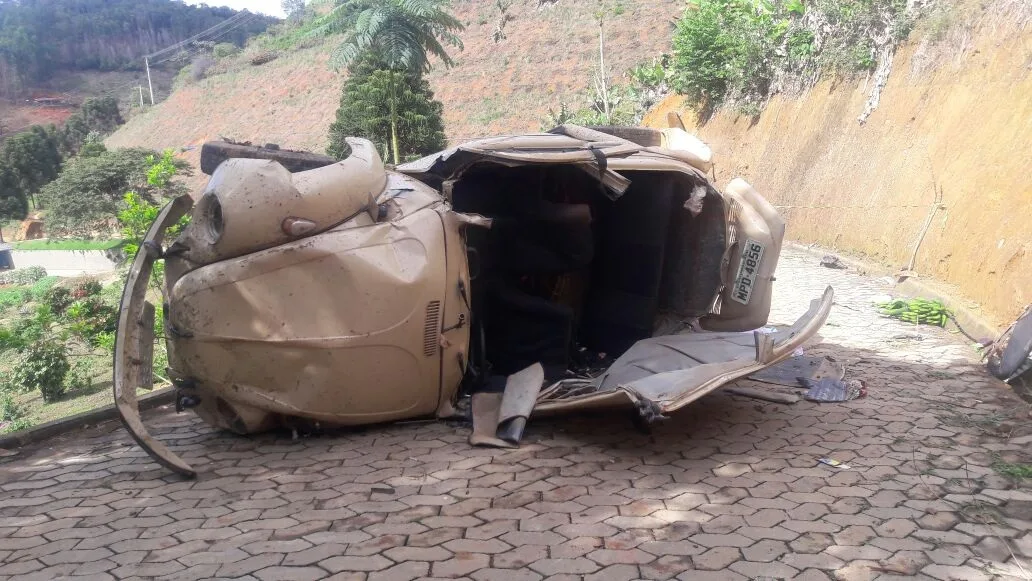 Carro despenca de barranco e passageira idosa morre na Região Serrana do Estado