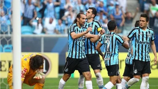 Barcos marca dois e Grêmio bate o Corinthians em casa