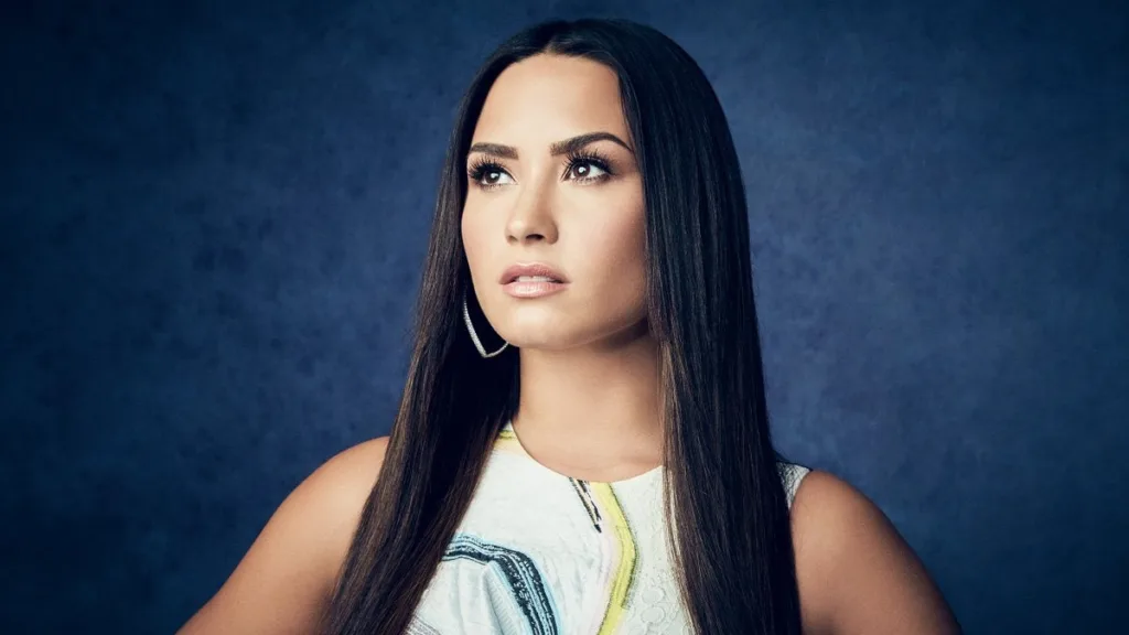 Mãe de Demi Lovato se diz de mãos atadas diante do comportamento da filha, diz veículo