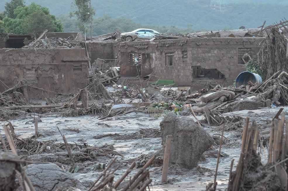 Vilarejo que restou após rompimento de barragens lembra cidade fantasma