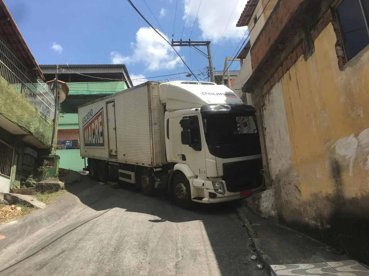 Caminhão atinge muro de casa em Cariacica