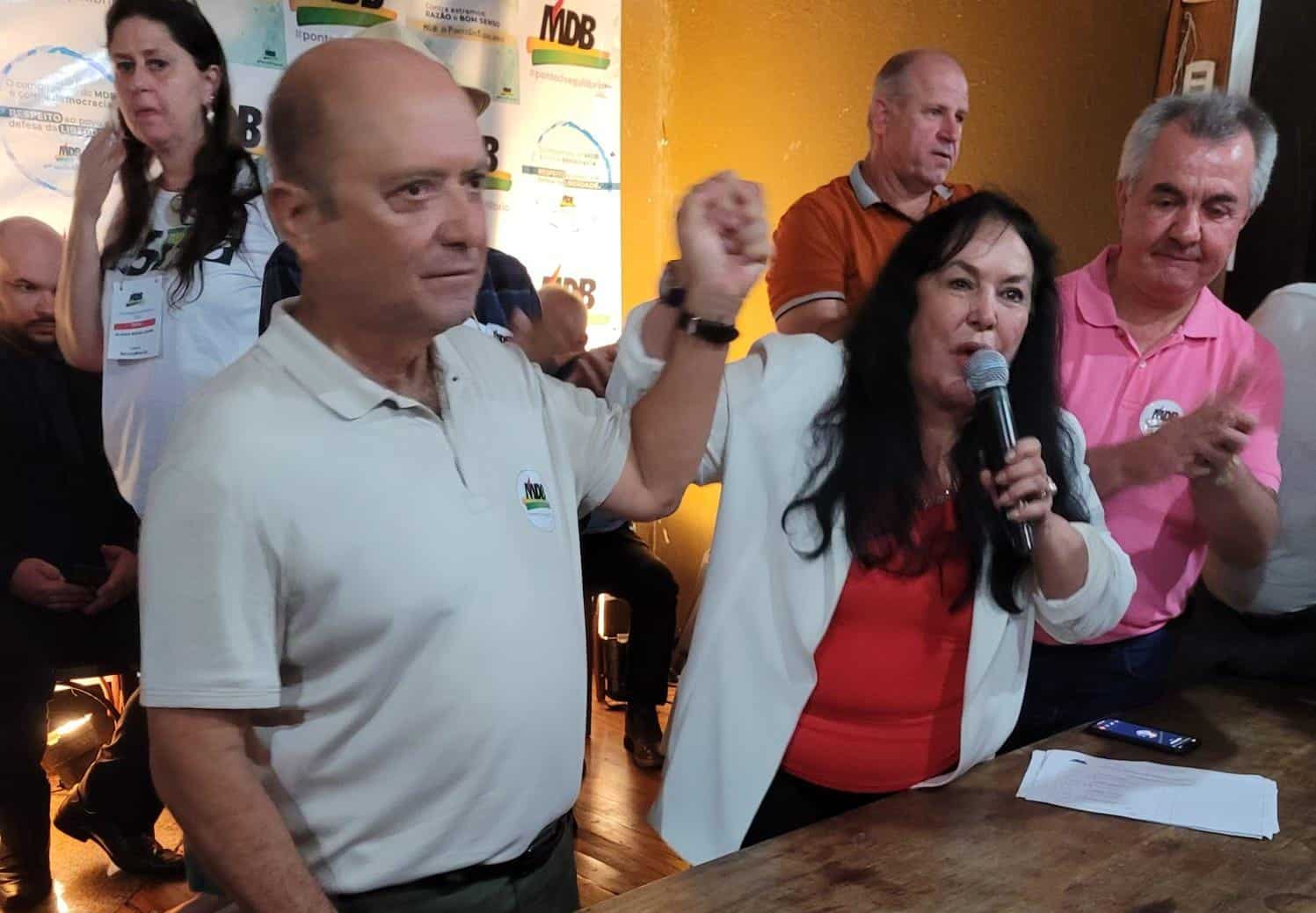 Rose ergue a mão de Lelo após empate: clima não estava dos melhores