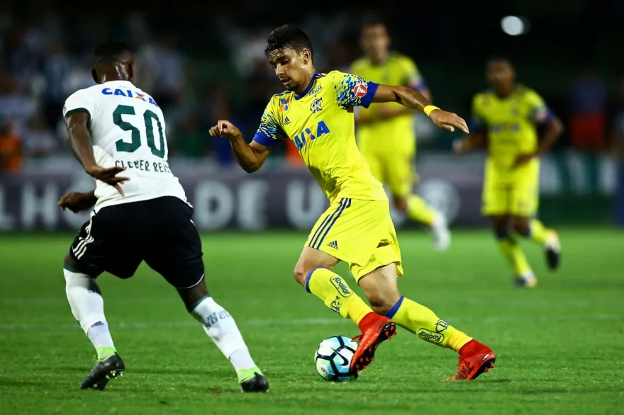 No Paraná, Flamengo perde do Coritiba e vê vaga na Copa Libertadores ameaçada