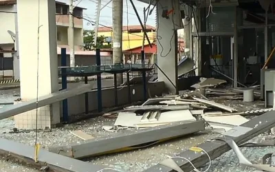 Assaltantes erram na quantidade de explosivos e destroem agência bancária na Serra